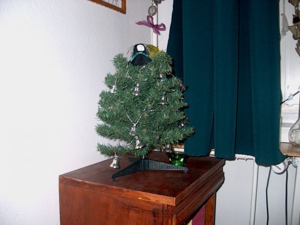 Az jjeli szekrnyemet dszt, enyhn mardekros kis fa egy kimmo-fle apr Perselusszal a tetejn :o)